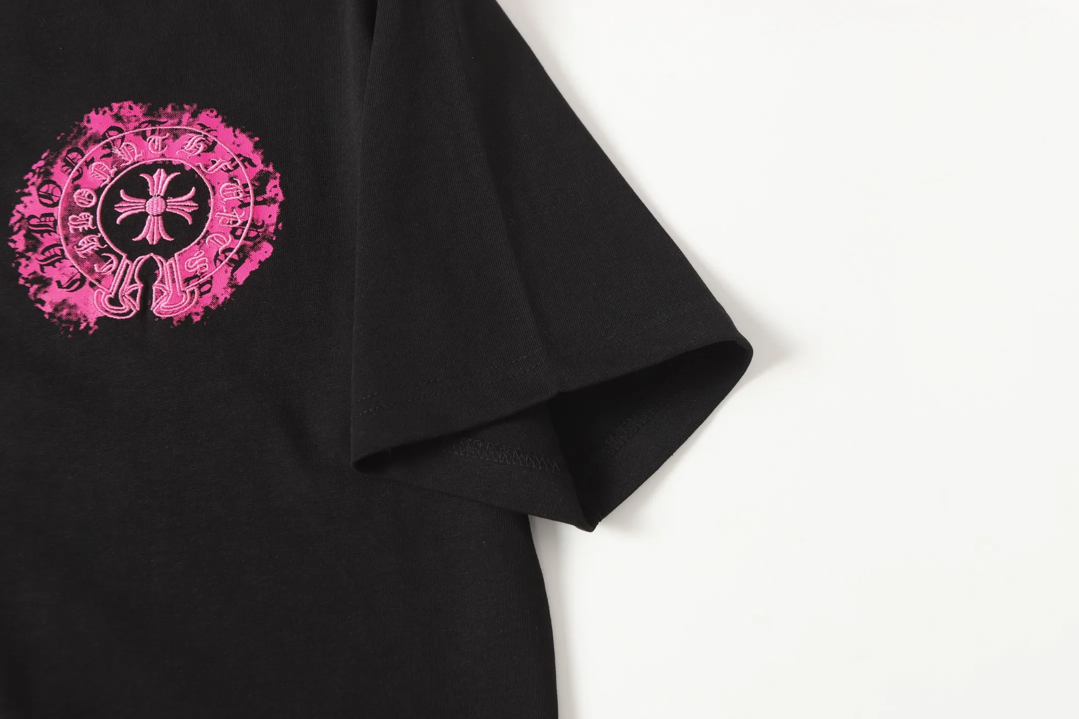 P170 Chrome Hearts CH Chrome Hearts Sanskrit horseshoe embroidered short-sleeved T-shirt. Printed by direct injection imported machine. Hardware accessories are all milled and customized. Correct configuration. Black 2025 Chrome Hearts authentic packaging. 280 grams of custom-dyed double yarn cotton. Large version. Loose and stylish. Different from lower versions, slim and long version with upper body and hip stretch. 100% commitment: top quality. Not fast food. The highest version on the market. Top quality - different from ordinary versions on the market. If you care about quality, you should also respect the price. Absolutely 0 after-sales service and 0 return rate so far. It’s hard not to love the style - 280g double yarn cotton custom dyed fabric - Correct high-density main mark, washed tag, hand-sewn